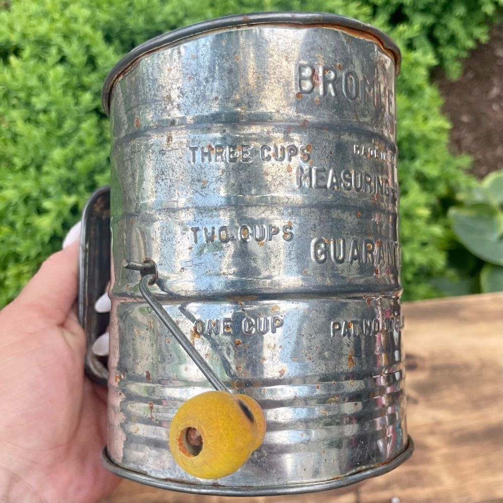 𝅺Vintage Primitive Bromwell's 3 Cup Metal Flour Sifter